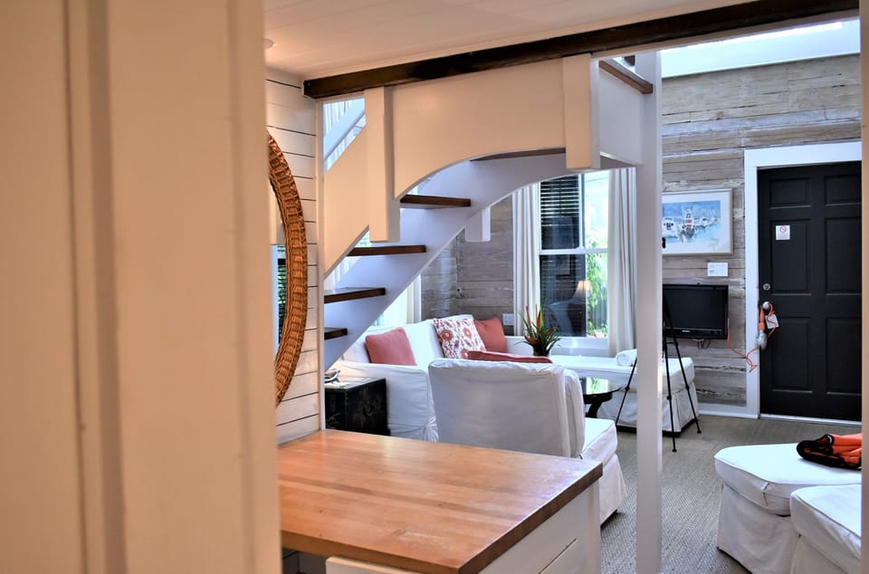 Queen with Pool View | Minibar, in-room safe, individually decorated, individually furnished