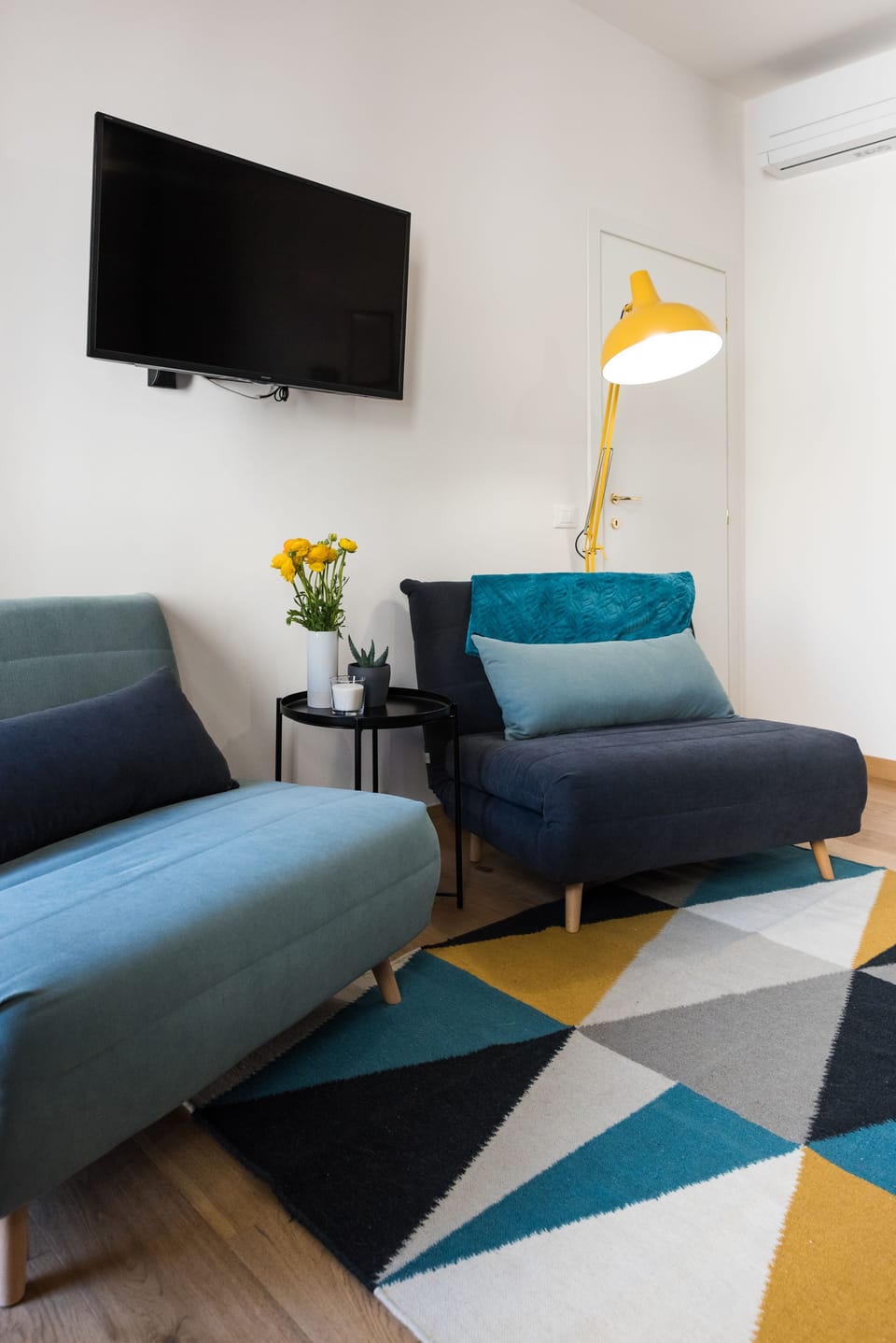 Suite, Balcony | Living area | 40-inch Smart TV with premium channels, Netflix
