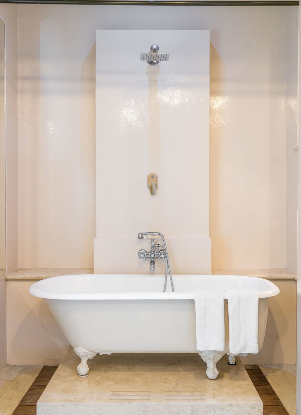 Signature Suite, Courtyard View | Deep soaking bathtub