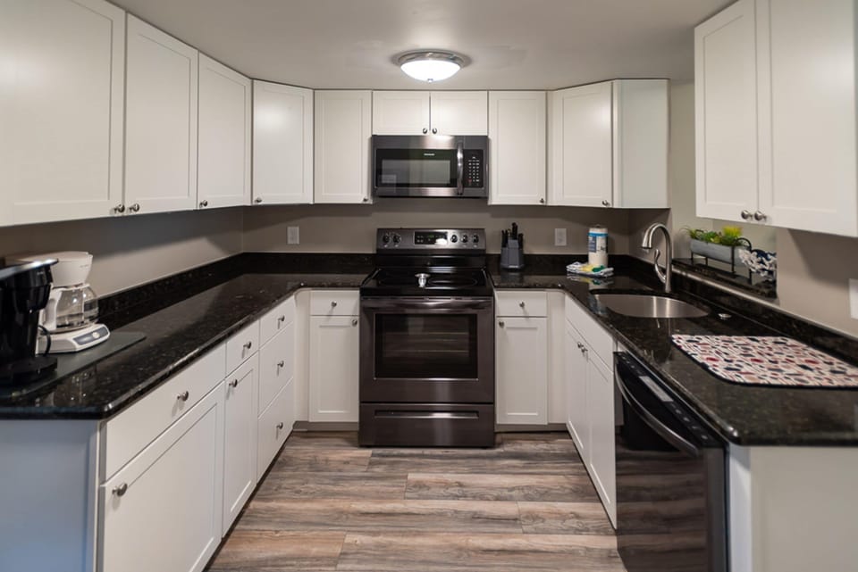 Classic House, 3 Bedrooms, Patio | Private kitchen | Full-size fridge, microwave, oven, stovetop