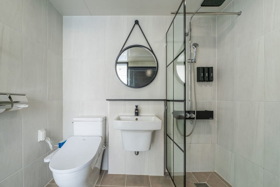 Shower, rainfall showerhead, free toiletries, hair dryer