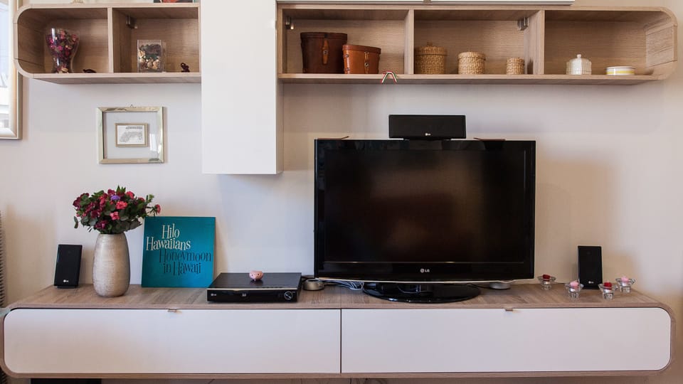 Apartment | Living room | 24-cm flat-screen TV with digital channels, TV