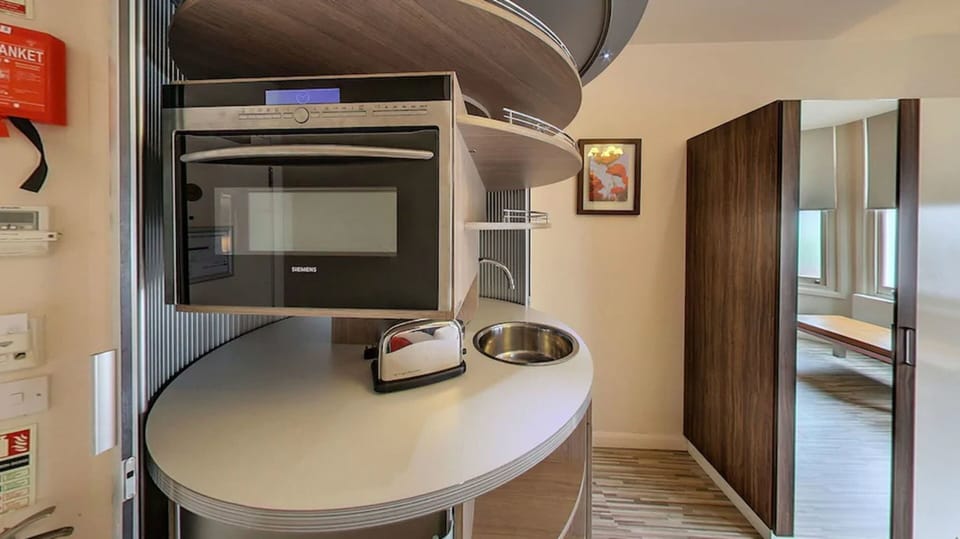 Deluxe Studio Suite, 1 Double Bed | Private kitchen | Fridge, coffee/tea maker