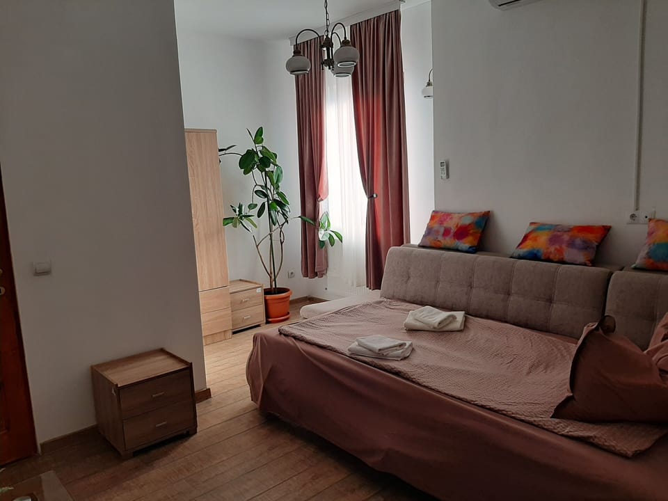 Comfort Apartment | Blackout drapes, iron/ironing board, free WiFi