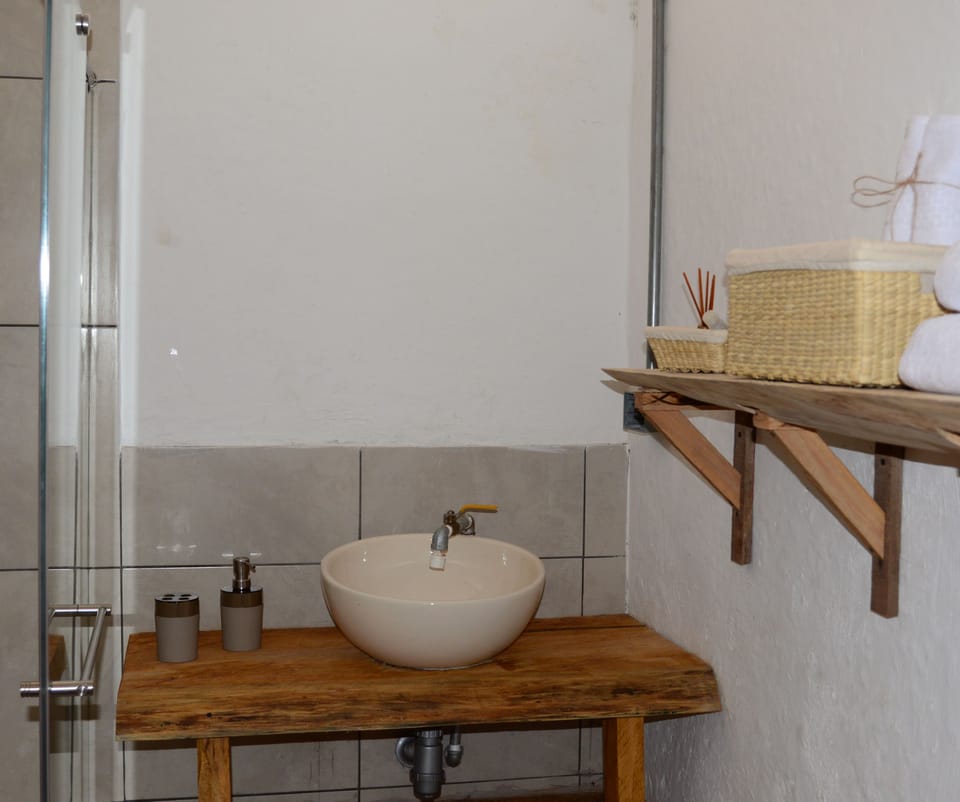 Comfort Triple Room, Multiple Beds | Bathroom | Shower, rainfall showerhead, hair dryer, towels