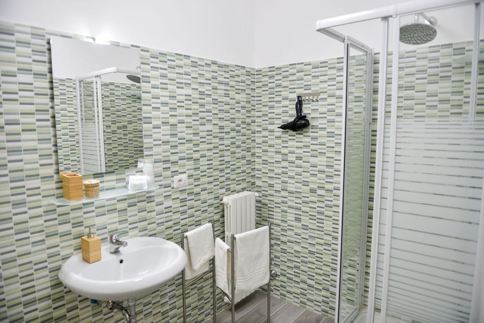Superior Double Room | Bathroom | Shower, free toiletries, hair dryer, bidet