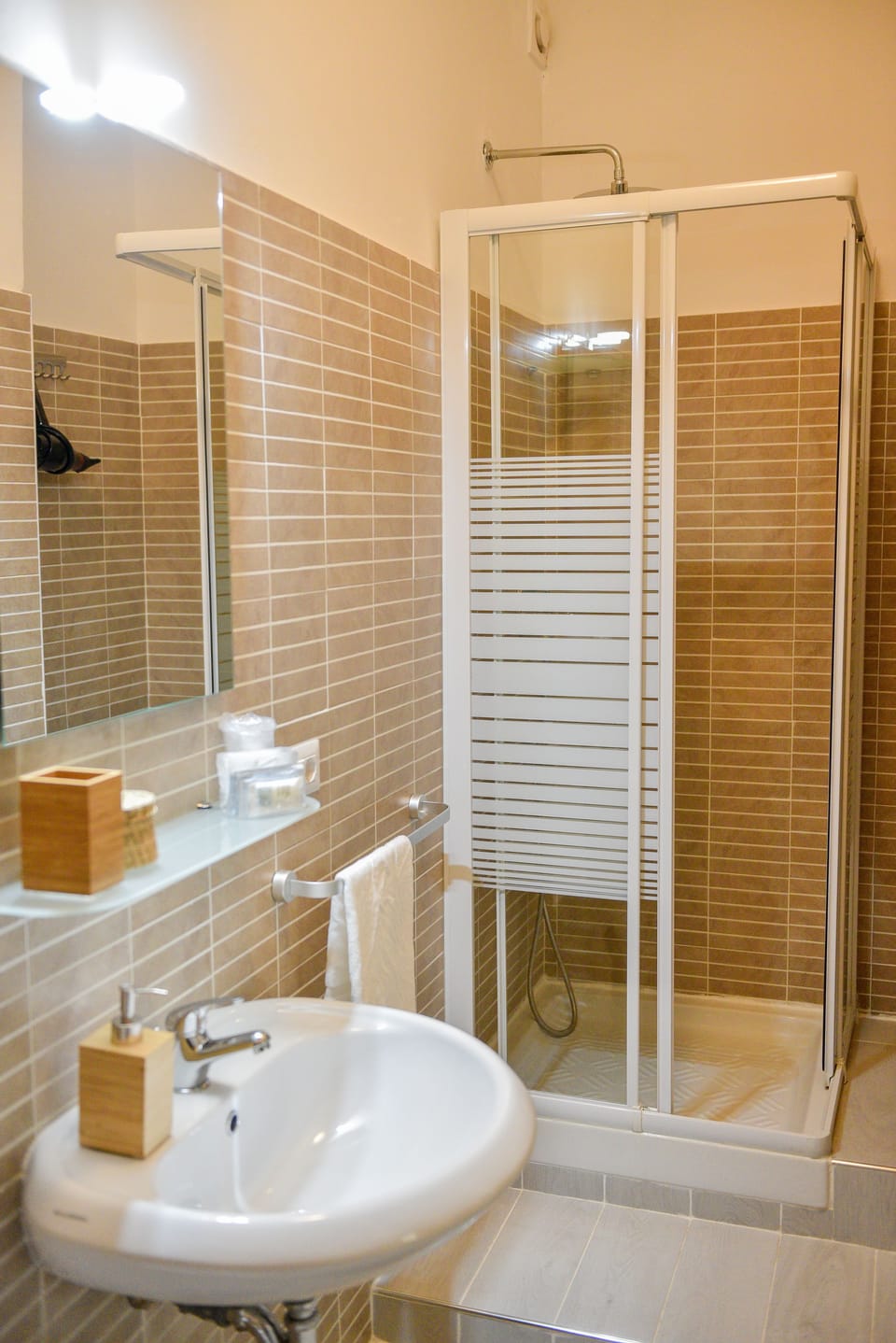 Deluxe Double Room | Bathroom | Shower, free toiletries, hair dryer, bidet