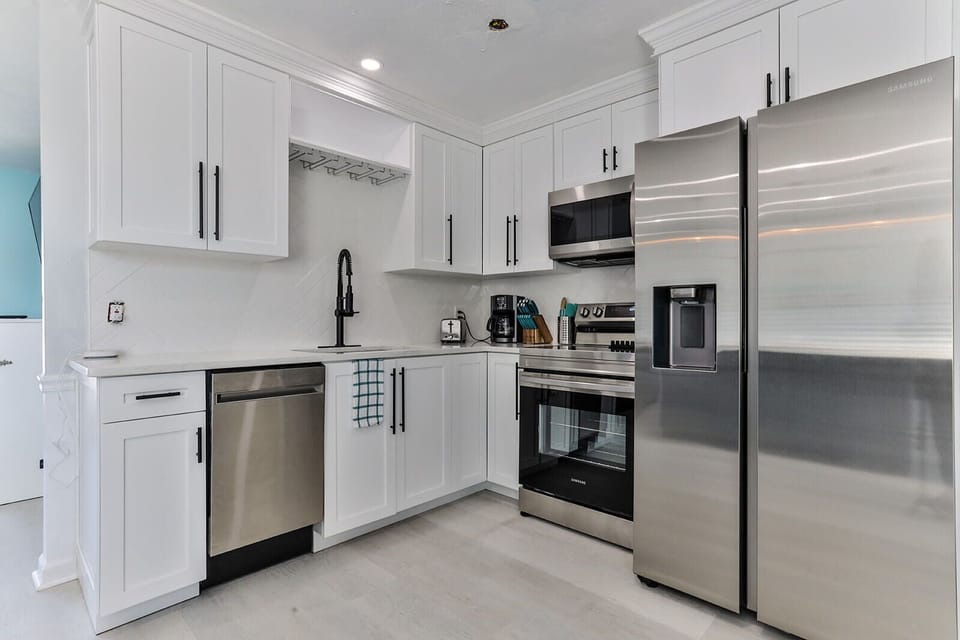 Deluxe Condo | Private kitchen | Coffee/tea maker, fridge, microwave, dishwasher