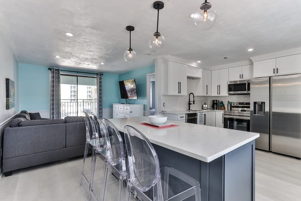 Deluxe Condo | Private kitchen | Coffee/tea maker, fridge, microwave, dishwasher