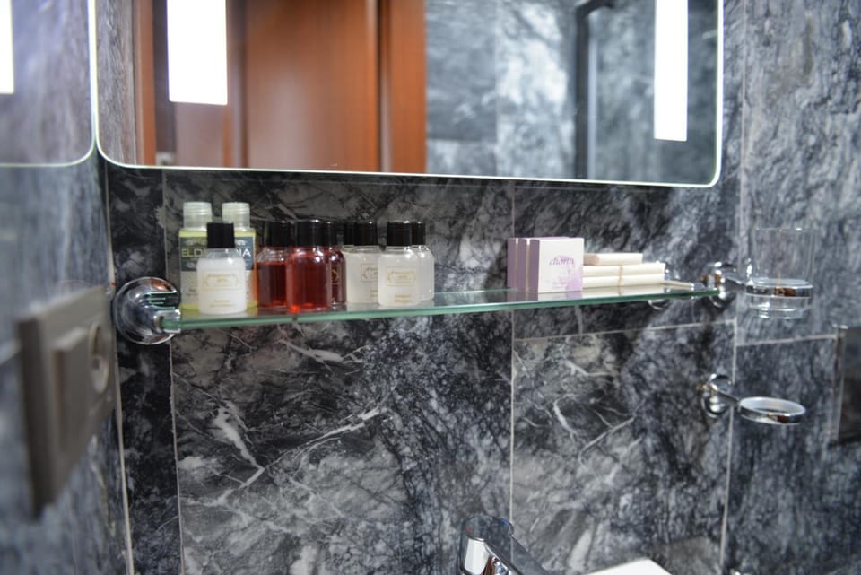 Shower, rainfall showerhead, free toiletries, hair dryer