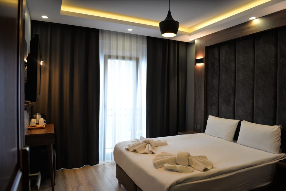 Standard Double Room | Minibar, in-room safe, desk, soundproofing