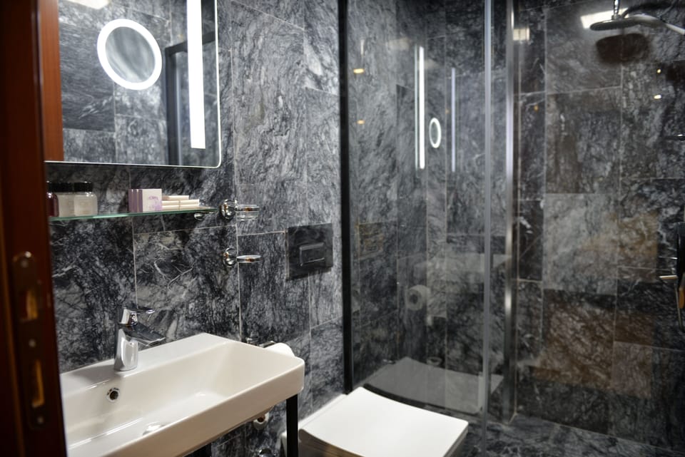 Shower, rainfall showerhead, free toiletries, hair dryer