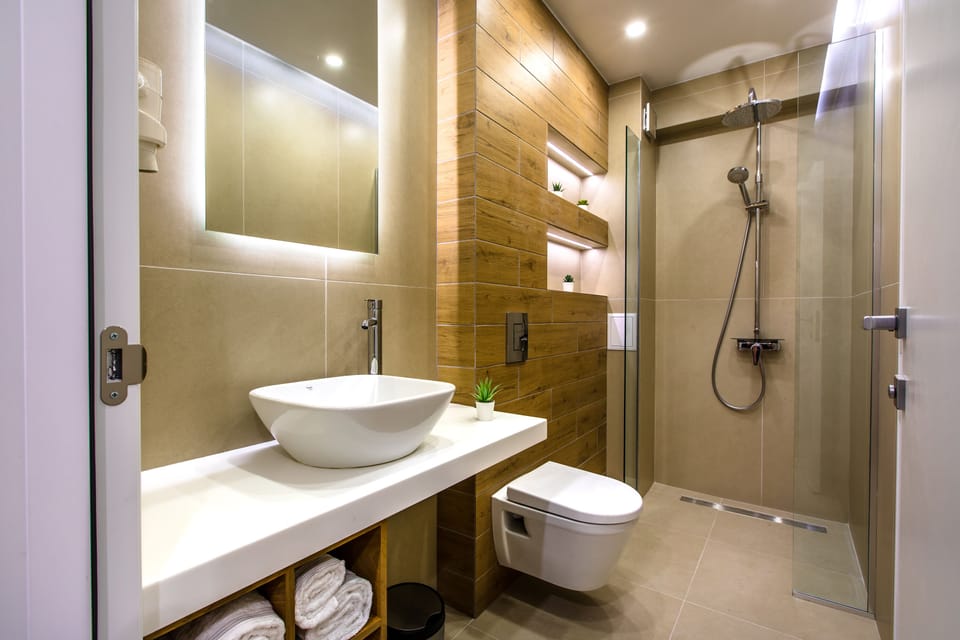 Deluxe Double Room | Bathroom | Shower, free toiletries, hair dryer, slippers