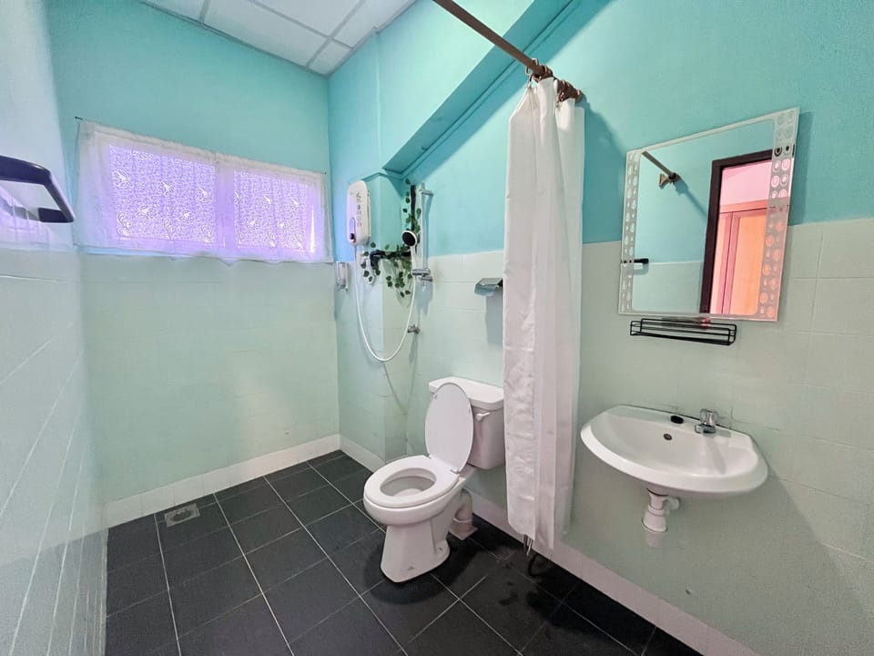Triple Room, Balcony | Bathroom | Shower, hair dryer, slippers, bidet