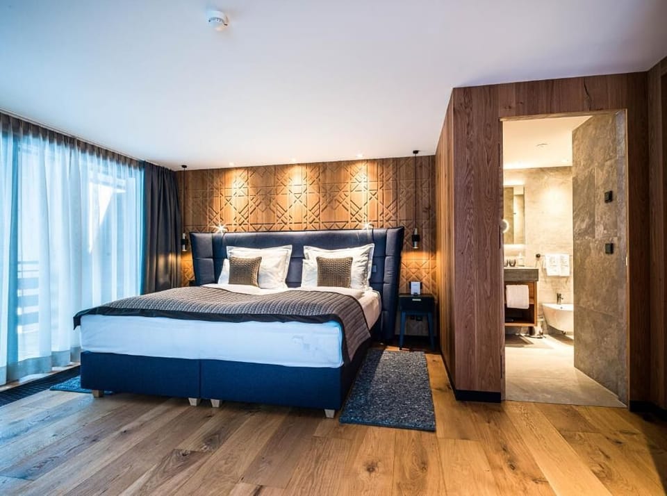 Signature Suite | Hypo-allergenic bedding, down comforters, minibar, in-room safe