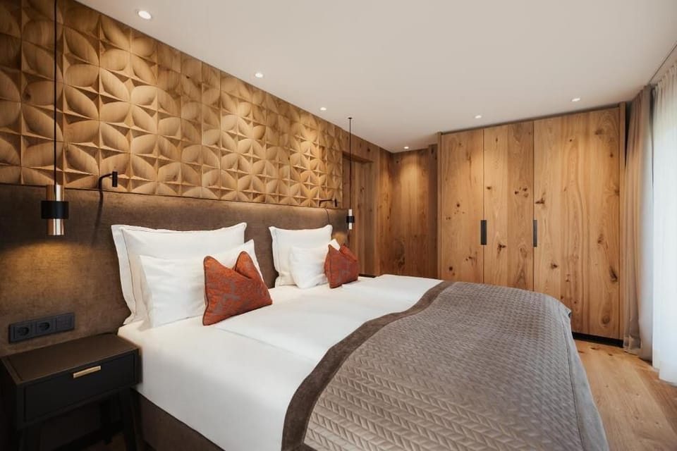 Junior Suite | Hypo-allergenic bedding, down comforters, minibar, in-room safe