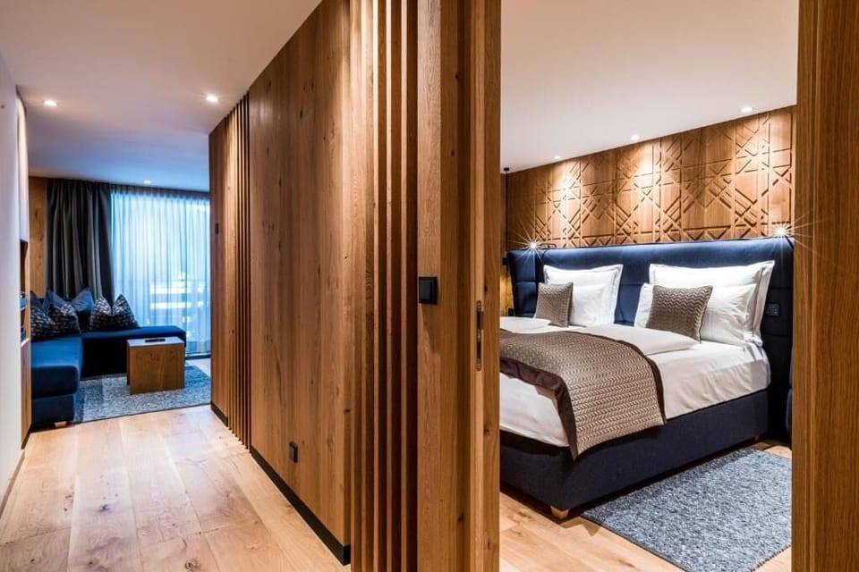 Junior Suite | Hypo-allergenic bedding, down comforters, minibar, in-room safe