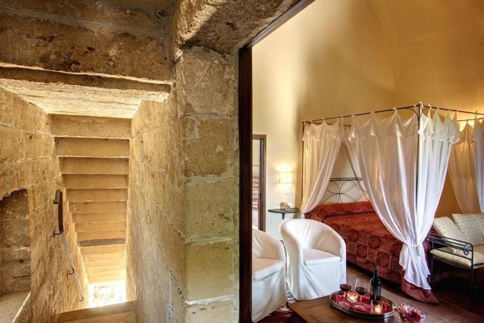 Comfort Suite | Minibar, in-room safe, individually furnished, bed sheets