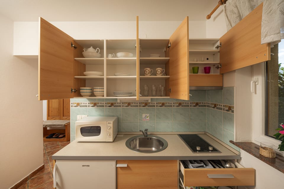 Comfort Studio Suite, 1 Bedroom, Non Smoking, Balcony | Private kitchen | Mini-fridge, electric kettle, highchair