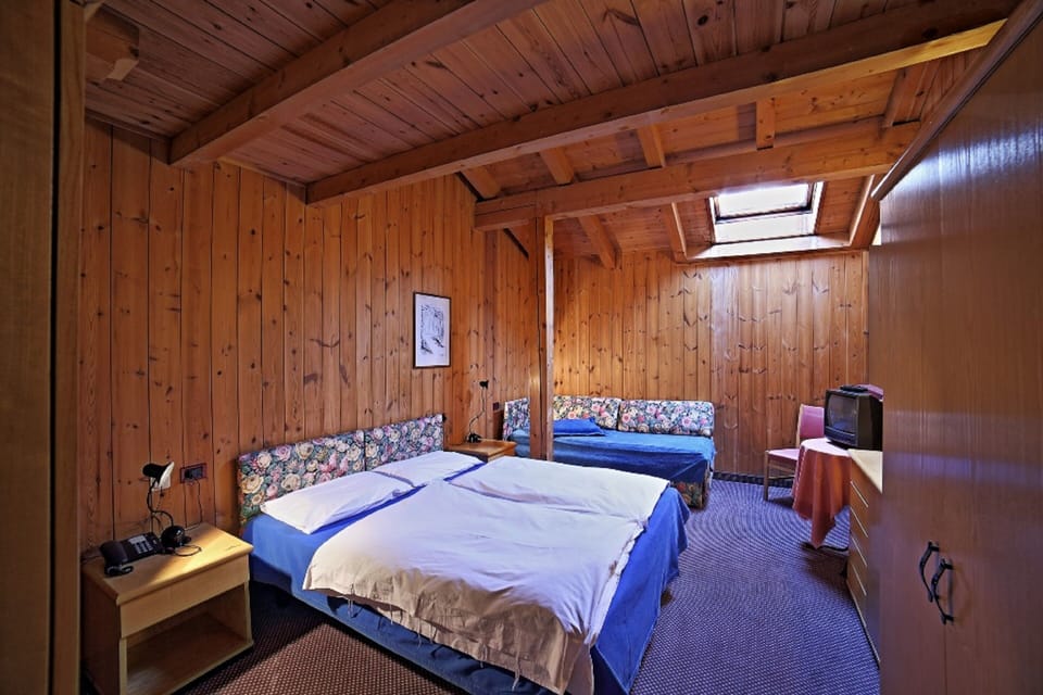 Triple Room | Desk, cribs/infant beds, WiFi