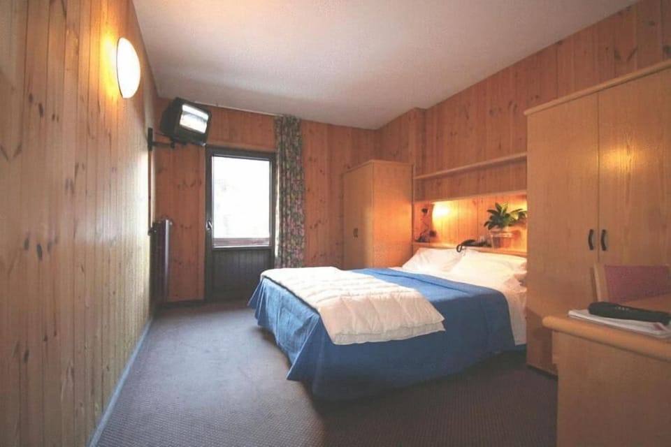 Desk, cribs/infant beds, WiFi