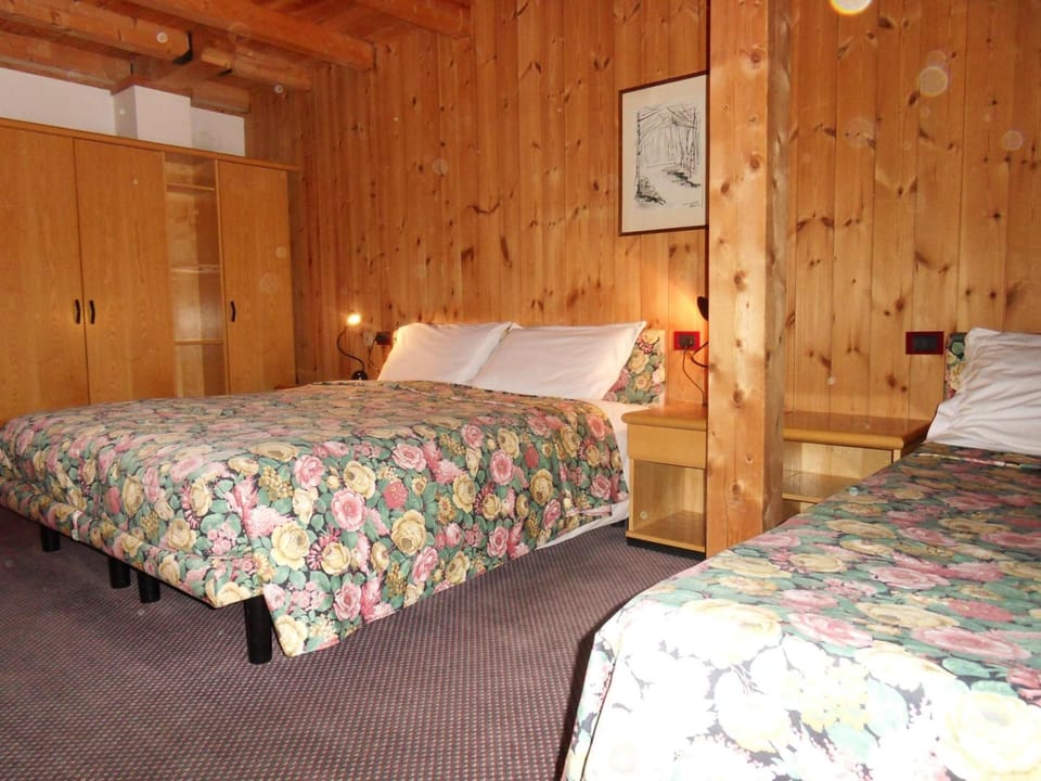 Desk, cribs/infant beds, WiFi