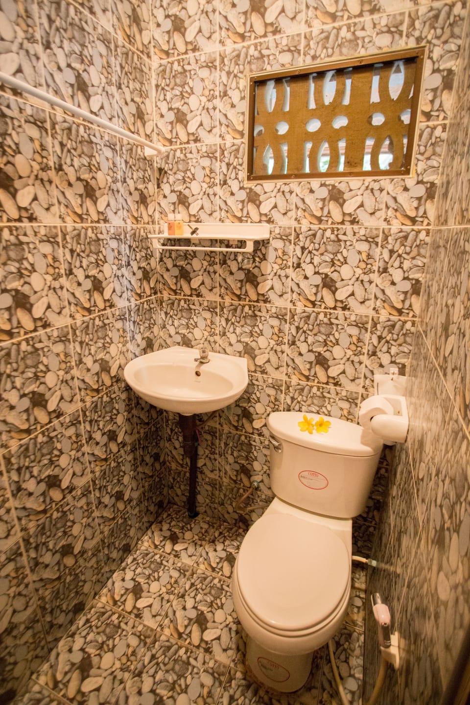 Standard Double Room | Bathroom | Free toiletries, towels