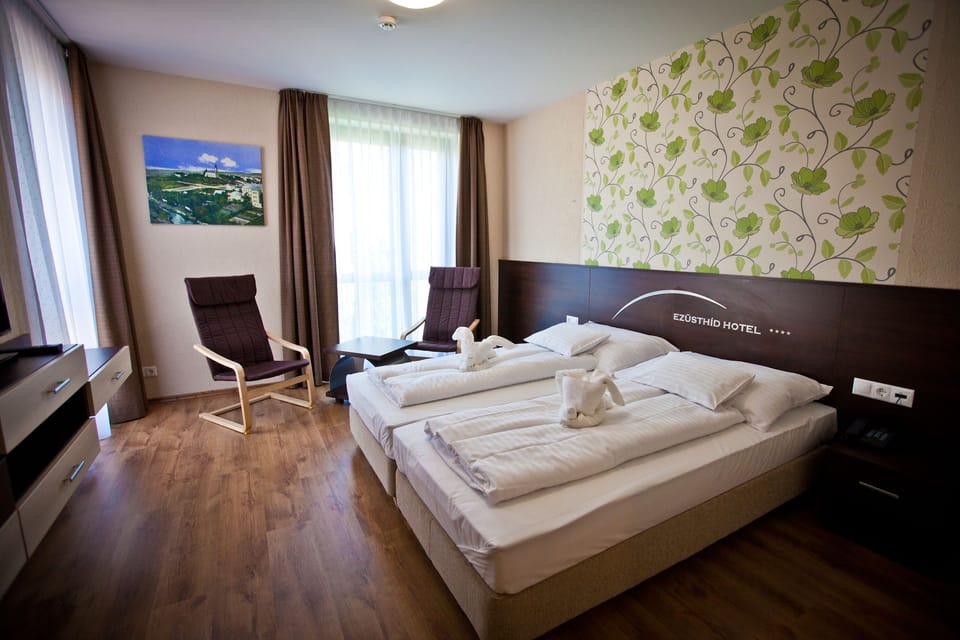 Comfort Room | Hypo-allergenic bedding, pillowtop beds, in-room safe, desk
