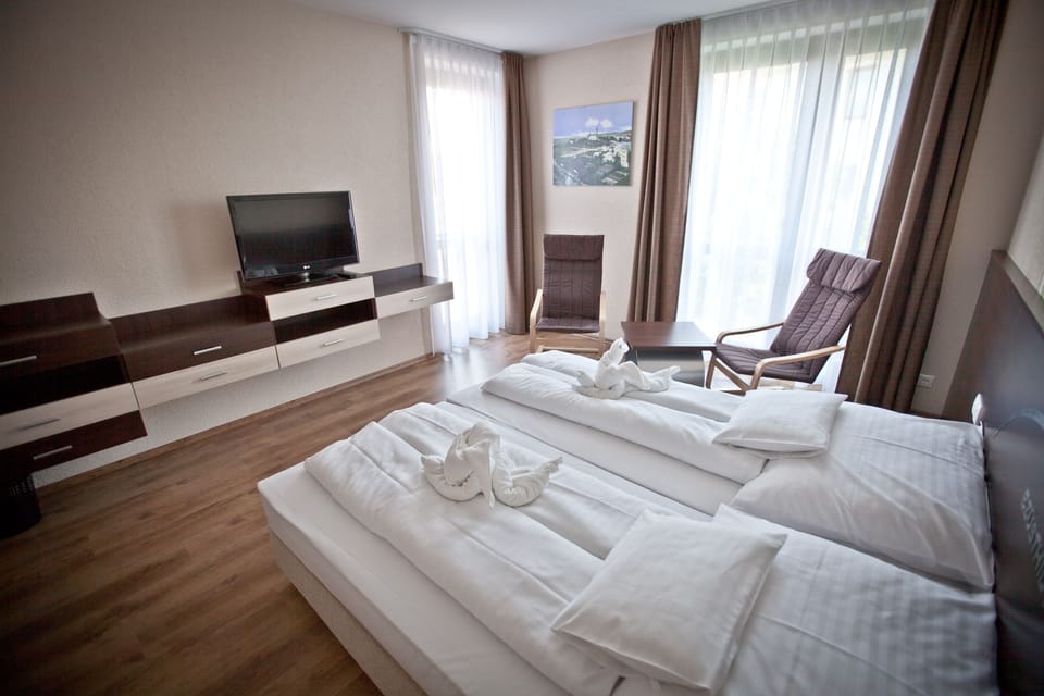 Comfort Room | Hypo-allergenic bedding, pillowtop beds, in-room safe, desk