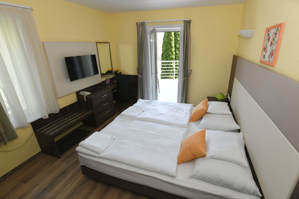 Double or Twin Room | 1 bedroom, minibar, in-room safe, blackout drapes