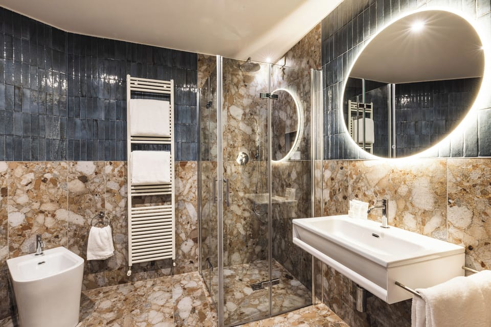 Camera Classic Single | Bathroom | Bathtub, slippers, towels