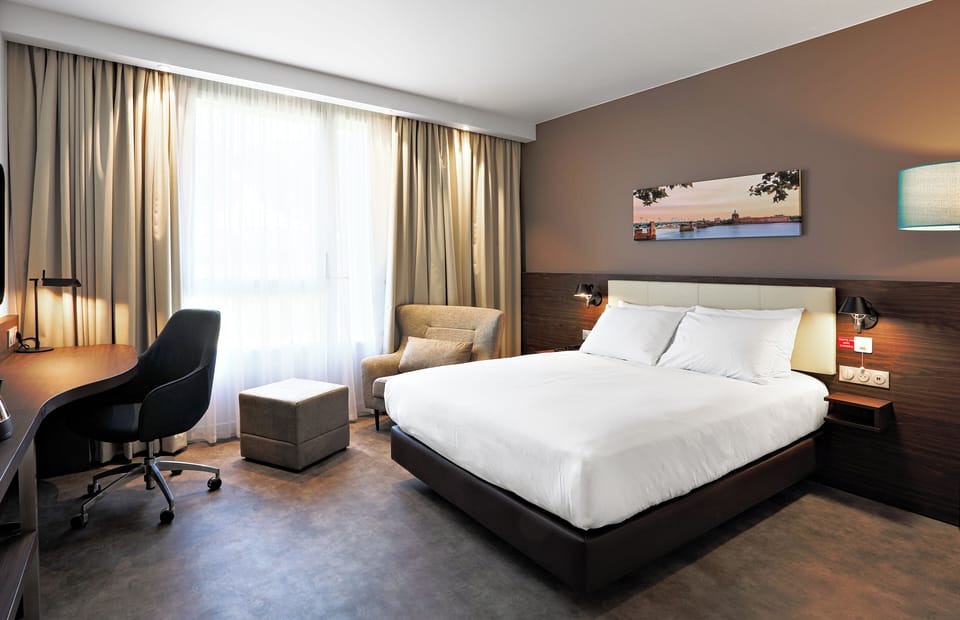 Premium Room, 1 Queen Bed, Refrigerator | Premium bedding, in-room safe, individually decorated