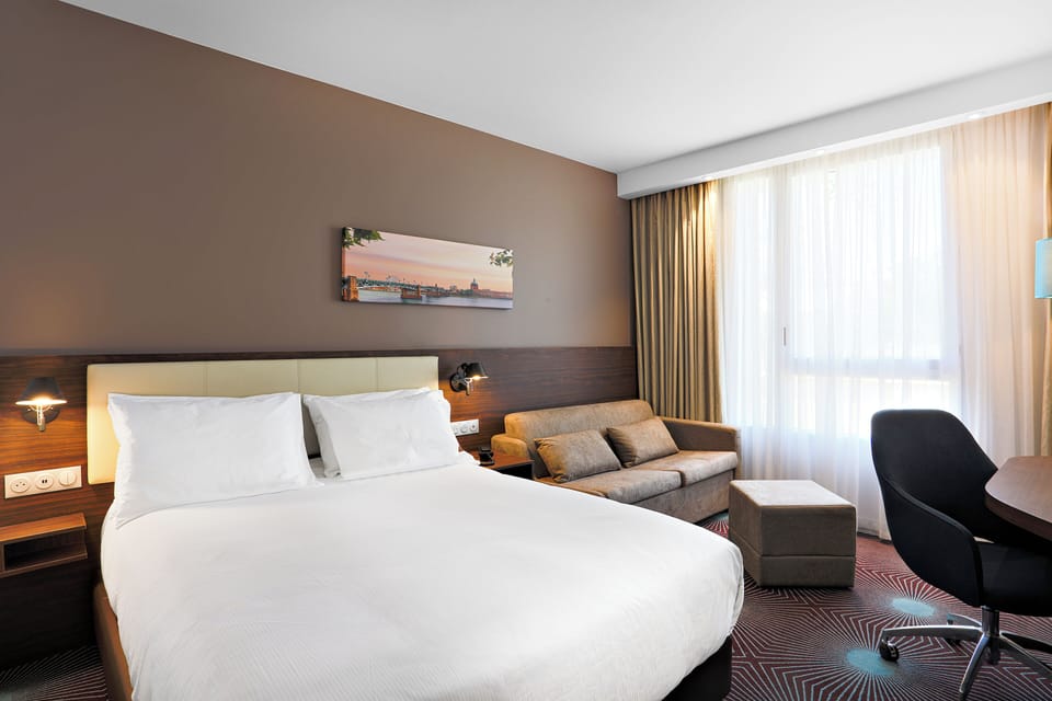 Standard Room, 1 Queen Bed with Sofa bed, Air conditioning (+ Sofa) | Premium bedding, in-room safe, individually decorated
