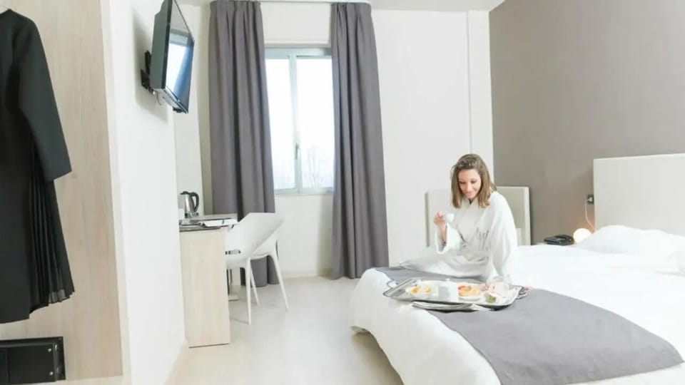 Plus Double | Down comforters, minibar, in-room safe, individually furnished