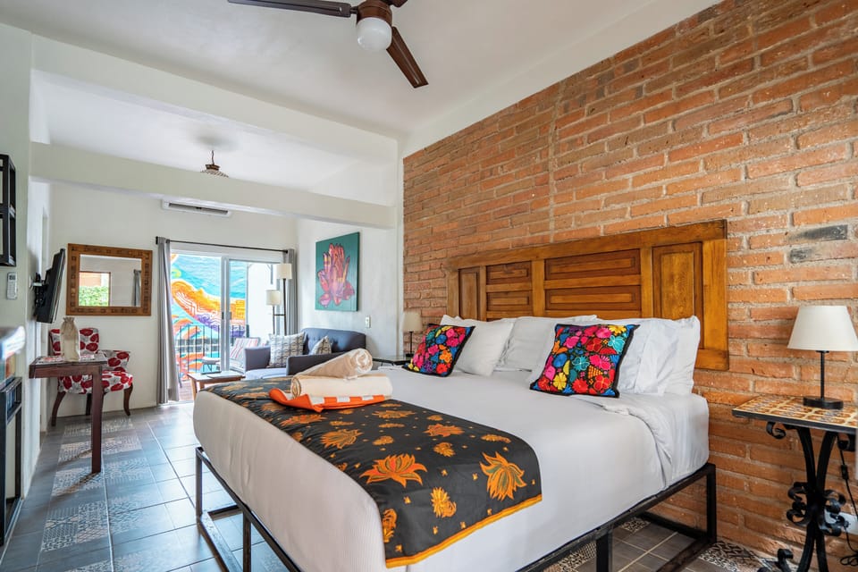 Deluxe Studio Suite, 1 King Bed, Balcony, Courtyard View | Down comforters, pillowtop beds, in-room safe, soundproofing