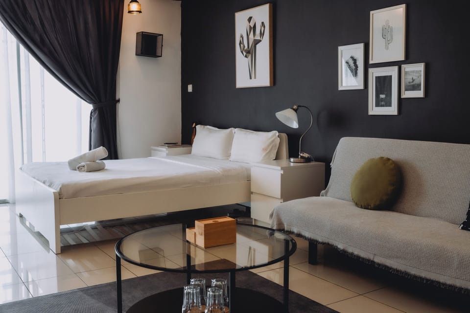 Deluxe Studio Suite, 1 Queen Bed | Living area | Flat-screen TV, fireplace