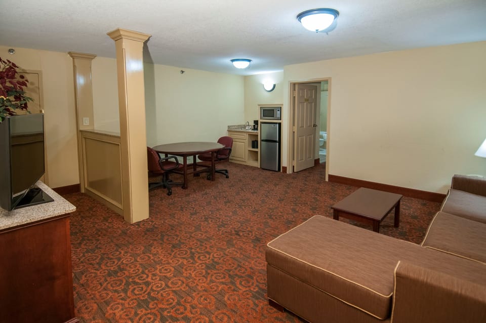 1 bedroom, premium bedding, pillowtop beds, desk