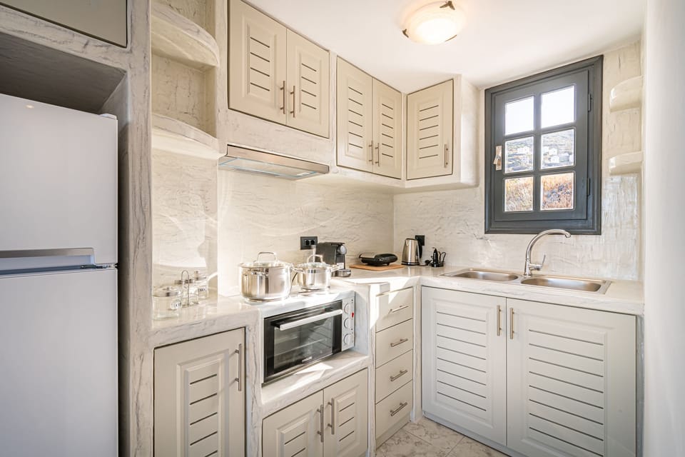 Superior Suite | Private kitchen | Full-size fridge, stovetop, espresso maker, coffee/tea maker