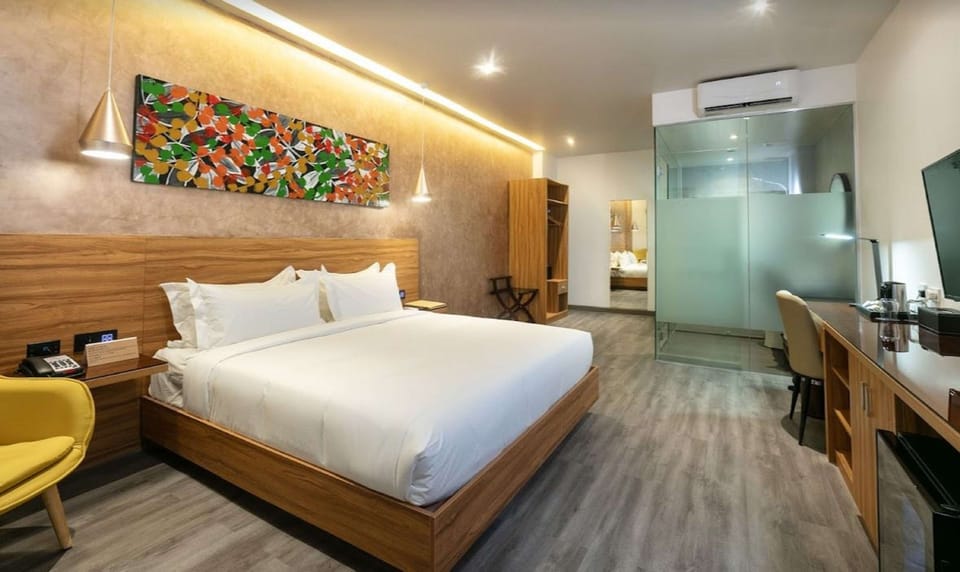 Deluxe Room, 1 King Bed, Non Smoking (Shower Only) | Minibar, in-room safe, desk, laptop workspace