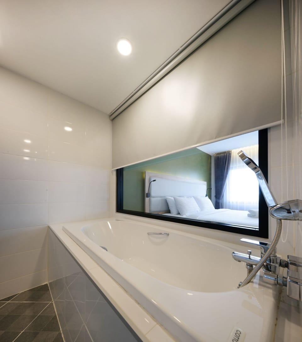 Deluxe Room, 1 King Bed, Garden View | Bathroom | Separate tub and shower, rainfall showerhead, free toiletries