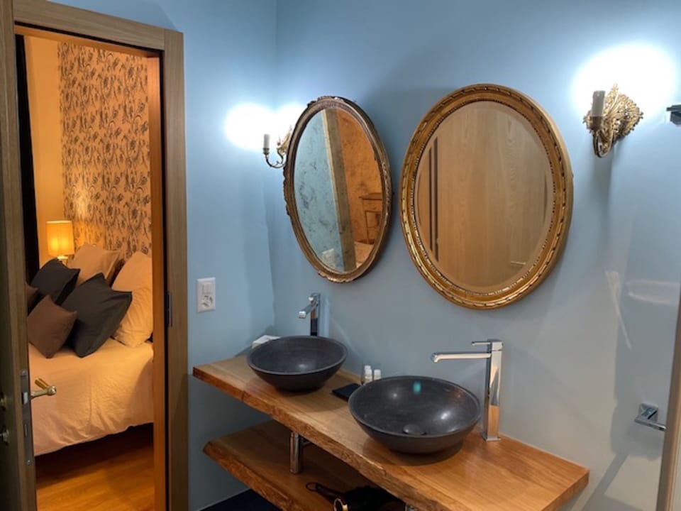 Comfort Twin Room | Bathroom | Separate tub and shower, free toiletries, hair dryer, bathrobes