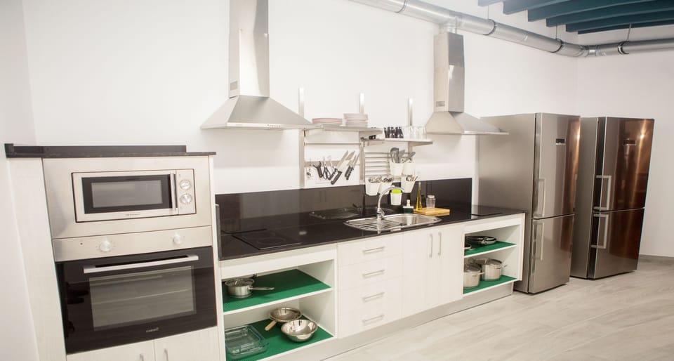 Full-size fridge, microwave, oven, stovetop