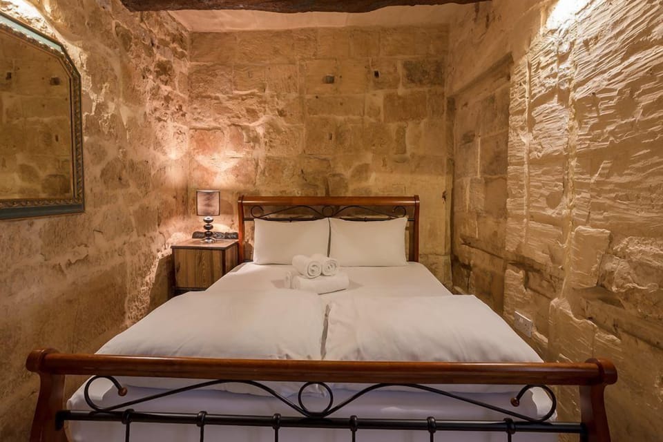 Apartment, 2 Bedrooms | Cribs/infant beds, bed sheets