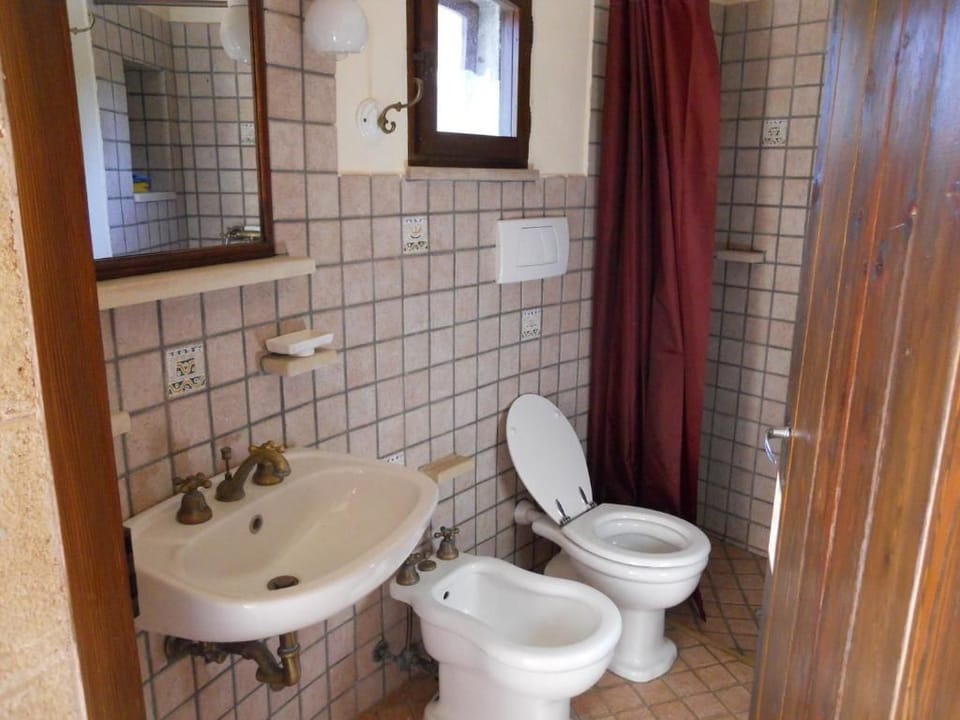 Honeymoon Duplex (Pajara) | Bathroom | Shower, bidet, soap, toilet paper
