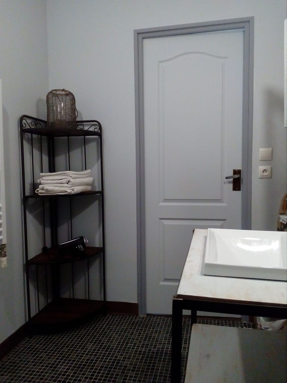 Double Room (Bordeaux) with Fibre-optic | Bathroom | Shower, free toiletries, hair dryer, towels