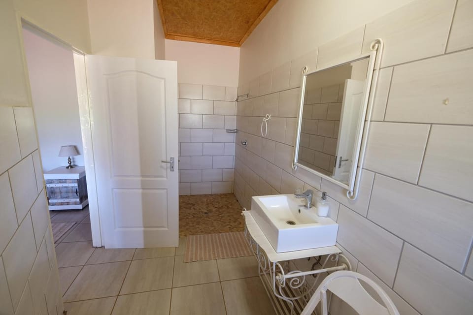 Triple Room | Bathroom | Shower, free toiletries, hair dryer (on request), towels