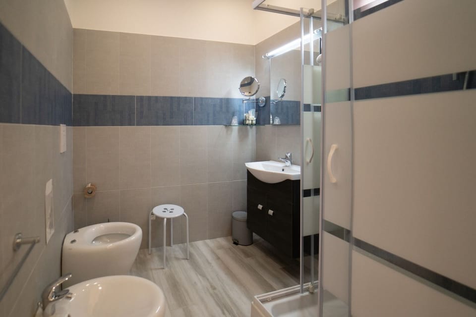 Double Room | Bathroom | Shower, rainfall showerhead, free toiletries, hair dryer