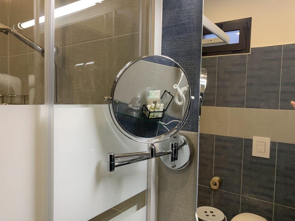Double Room | Bathroom | Shower, rainfall showerhead, free toiletries, hair dryer