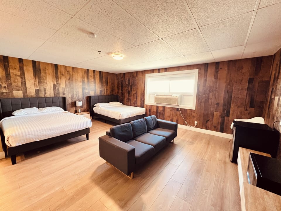 Premier Room | Desk, blackout drapes, iron/ironing board (on request), WiFi (free)