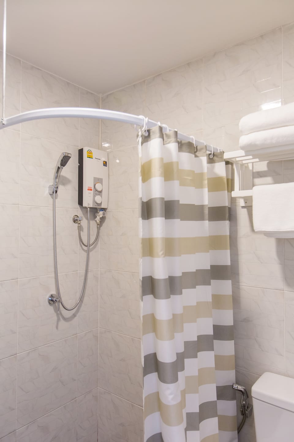 Standard Double Room | Bathroom | Shower, rainfall showerhead, free toiletries, hair dryer